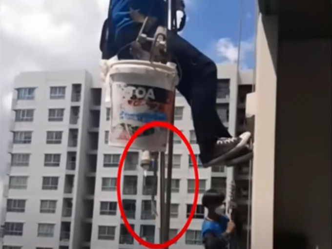 泰國油漆工外牆工作安全繩被剪，險象環生。youtube截圖
