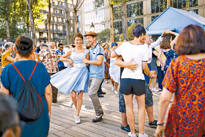 民众周日在巴黎塞纳河畔跳舞。