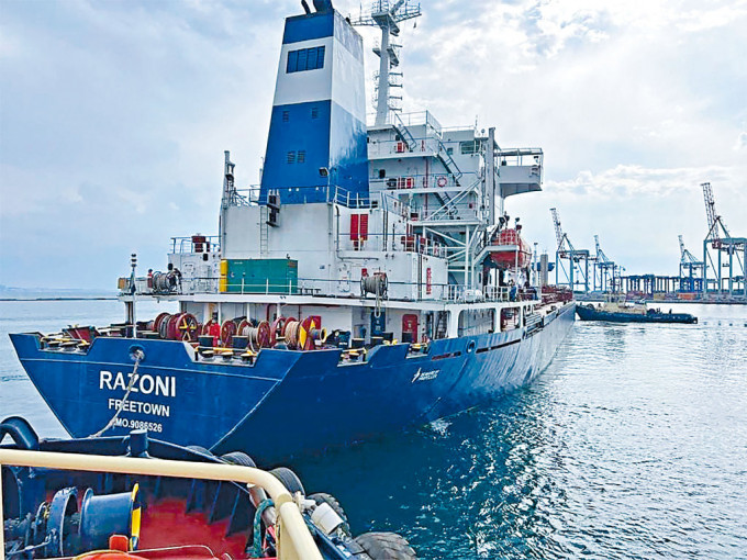載着二萬六千噸玉米的貨輪「Razoni號」，周一離開烏克蘭的敖德薩港。　