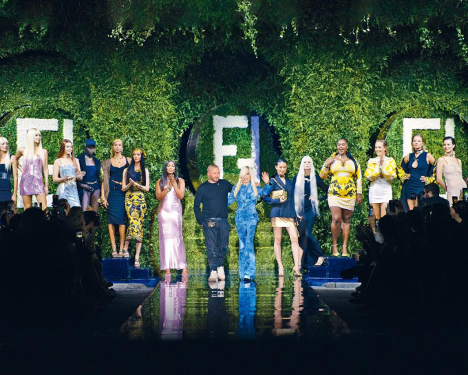 Fendi与Versace两大国际级时装品牌破天荒合作，推出联乘系列，将两者特色元素完美融和。
