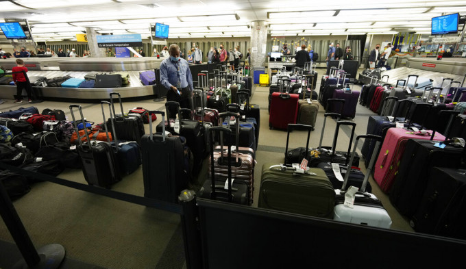 機場堆積了大批行李。AP圖片