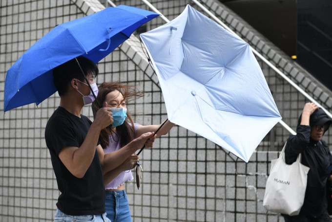 预测大致多云，有骤雨及狂风雷暴。明日雨势有时较大 ，气温介乎24至29度。