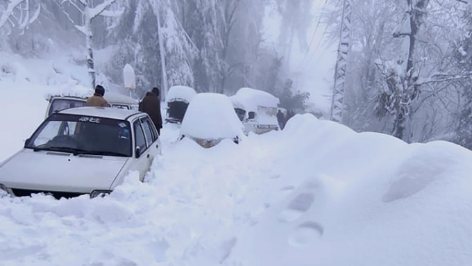 千多辆车在巴基斯坦摩理被大雪围困，至少21名游客丧生。AP图片
