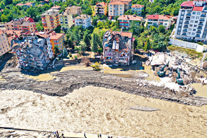 ■土耳其北部黑海沿岸地區也發生水災，四十多人死亡。