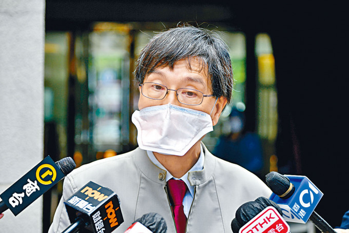 袁国勇指，涉事诊所当日下午为四名病人接种科兴疫苗，强调医生有做消毒程序。