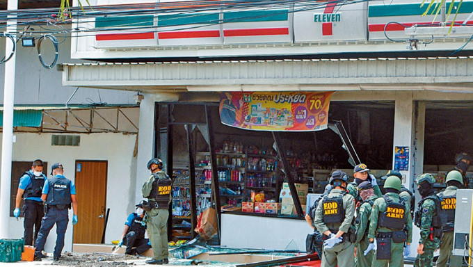泰国南部也拉府一家便利店周三发生爆炸，紧急应变人员到场善后。