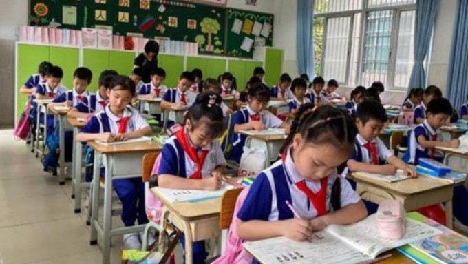 上海中小学下周一（19日）起改网上授课。