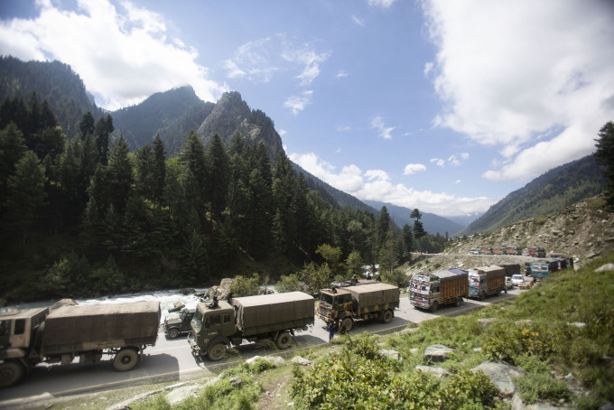 印度军队在印度控制的克什米尔地区高速公路上行驶。 AP
