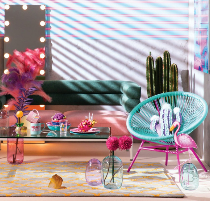 Francfranc 2021春夏系列以多姿多彩的迈阿密作设计灵感，以鲜艳色彩及前卫图案设计，独特又带点复古感觉，让家居充满活泼耀眼及华丽绚烂的迈阿密风情。