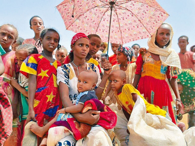 埃塞俄比亞提格雷州的婦女和兒童，在世界糧食計畫署的糧食分發點排隊等候派糧。