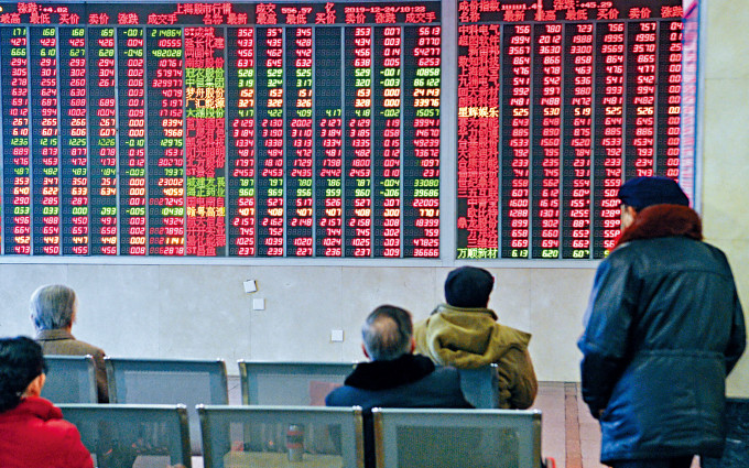 上周五中国多项经济数据远逊预期，令沪指临尾回吐1%报2796点。