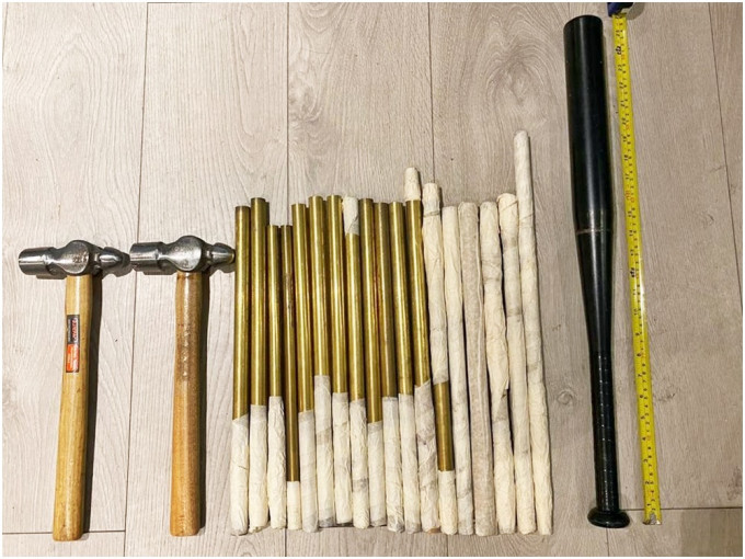 警方检获1支棒球棍、2支铁锤及18支铁棍。