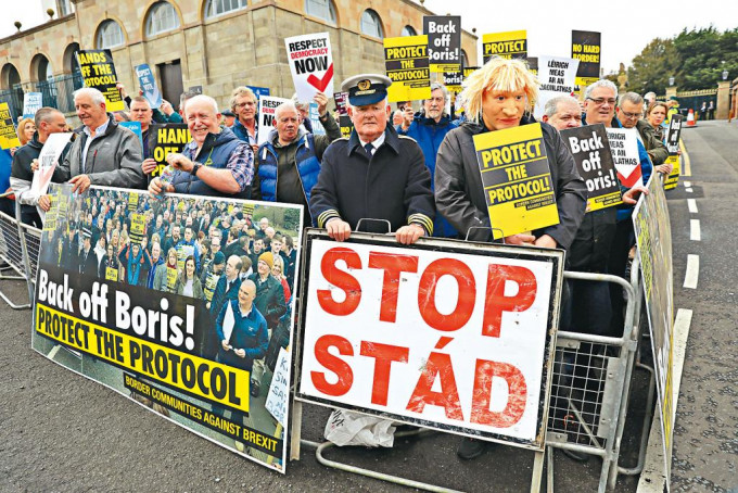 英揆约翰逊上月中到访北爱希尔斯伯勒市，抵步前有大批当地民众在希斯堡外示威，促保护《北爱尔兰议定书》。