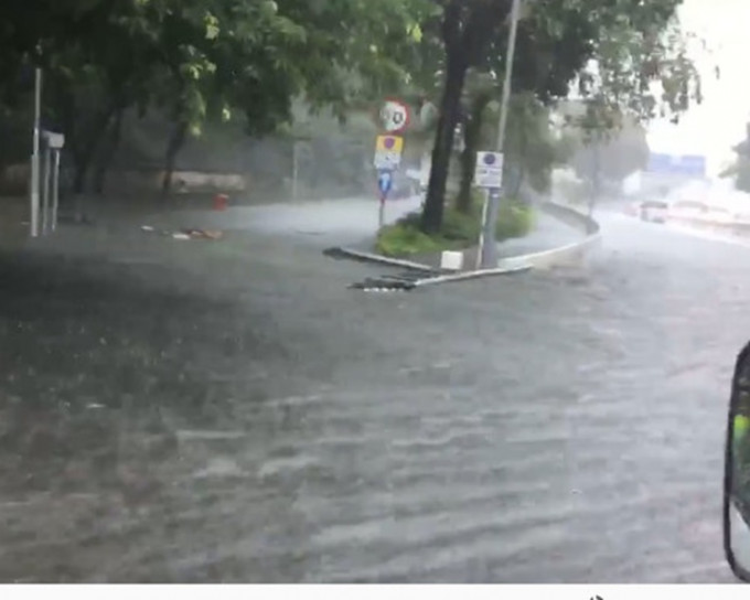 公主道往红磡方向近爱民邨，黑雨期间一度水浸。