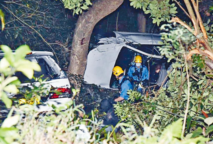 消防員從衝落山坡的私家車救出三名青年。