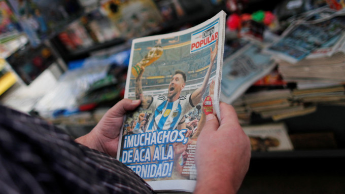 阿根廷报纸头版报道美斯封王。 Reuters
