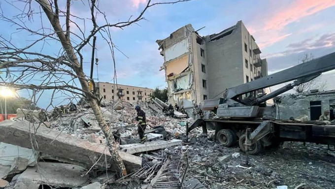 乌克兰东部小镇查西夫雅尔一处住宅区遭到俄军火箭攻击，至少15人死亡。网图