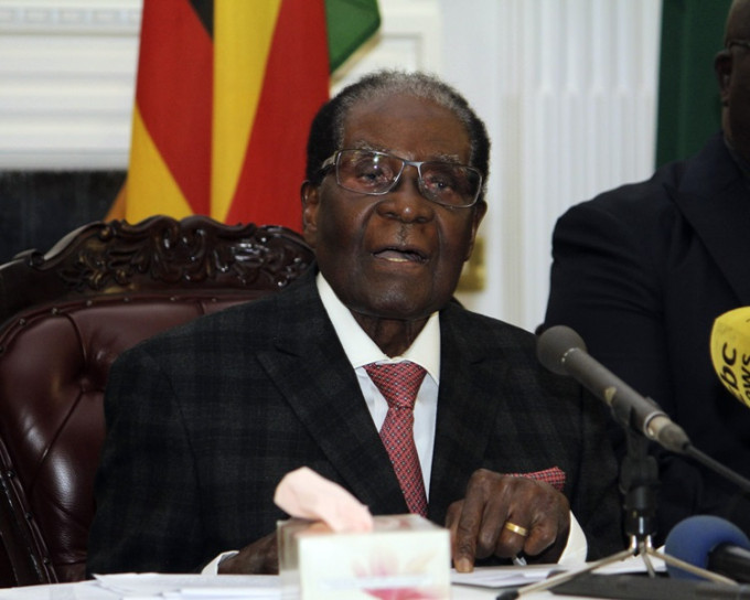 津巴布韋總統穆加貝出乎外界預料，非但未提請辭下台，還說將主持12月的執政黨大會。AP
