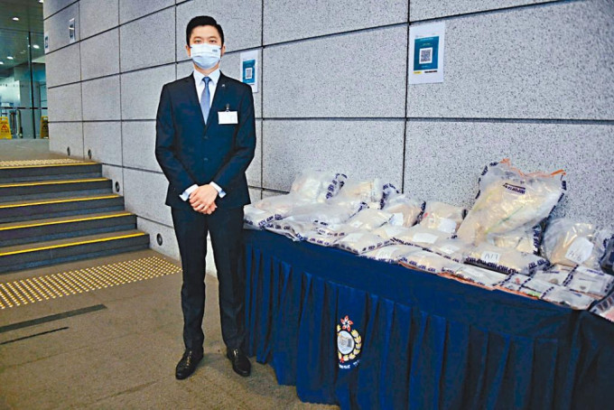 毒品調查科高級督察陳熾華展示搜獲的證物。