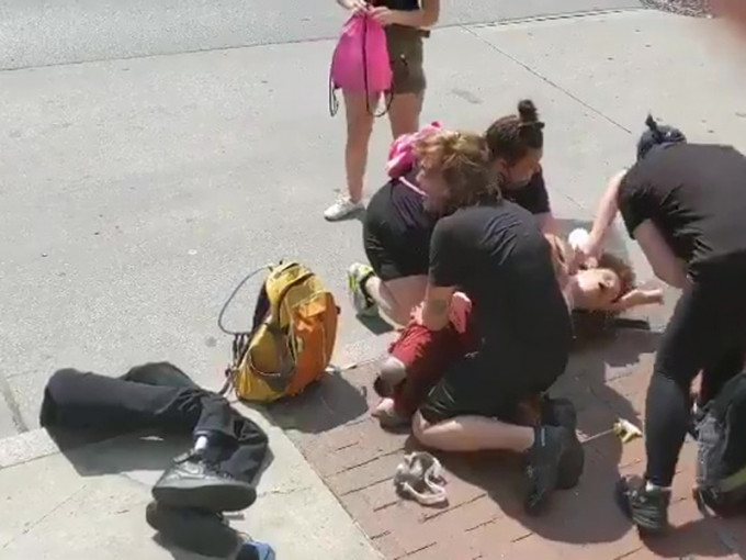 美国一名残障示威者遭警察喷胡椒水，倒地后被拔走一对义肢。(网图)