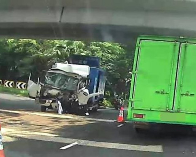 貨車車頭嚴重損毀。香港突發事故報料區 網民:Ivan Wong‎