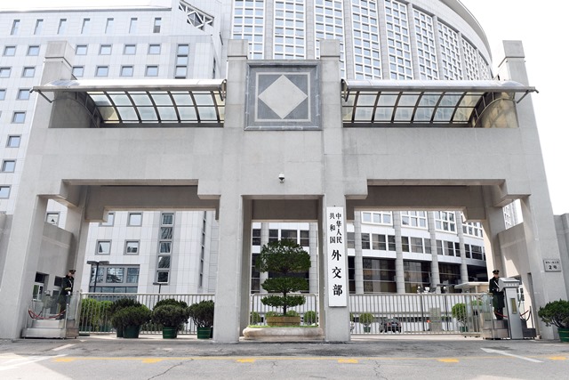 外交部限令三家美媒十日内交回记者证。新华社图片