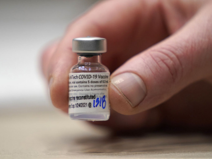 美國食藥局降低輝瑞疫苗適用年齡至12至15歲。AP圖片