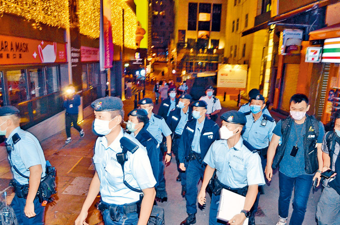 ■半百警員到中環蘭桂坊巡查酒吧。