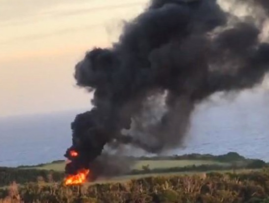 美军陆战队一架直升机失事紧急降落在当地一个牧场，导致牧场遭到烧毁。 网上图片