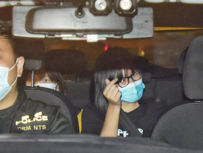 支联会副主席邹幸彤晚上被警员押返荃湾警署。