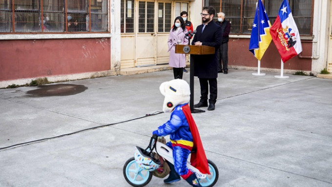 博里奇(后)发表讲话期间，被骑平衡车的孩子抢去了焦点。AP图片