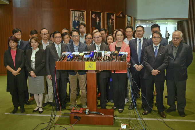 内地博客「靖海侯」抨击香港建制派。资料图片