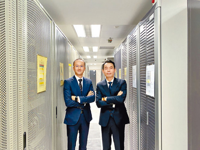 （左起）香港電訊（6823）商業客戶服務新興科技高級副總裁黃港生、香港電訊工程部網絡規劃及營運主管鄺偉銓。