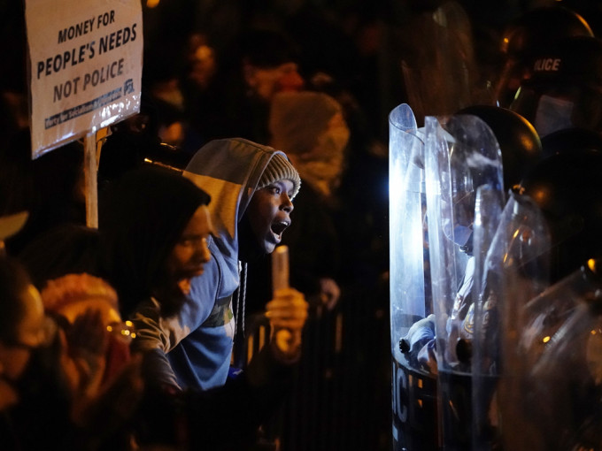 美國賓夕法尼亞州費城爆生新一輪的示威抗議。AP圖片