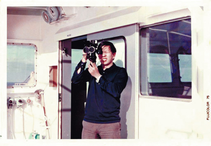 貝鈞奇當海員時使用六分儀，觀察星象及進行定位。