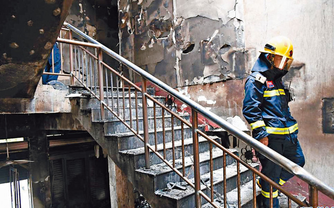 ■消防員在火災現場調查。