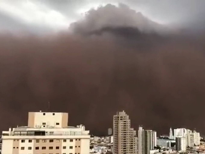 聖保羅等地括起超高的沙塵暴。互聯網圖片