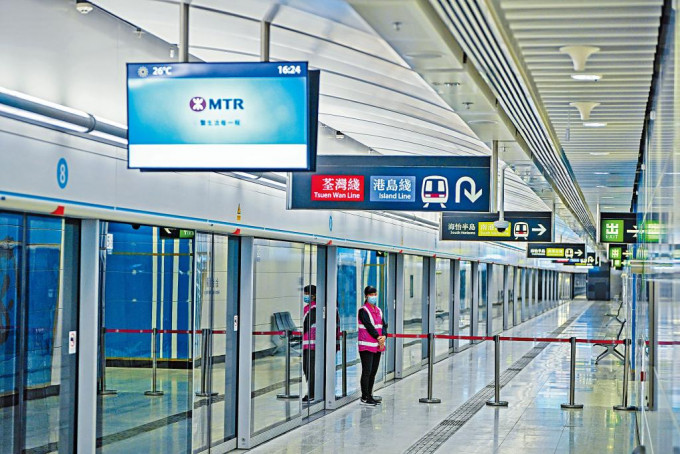 港鐵金鐘站東鐵綫月台，走向下一層為南港島綫，向上兩層或三層可轉乘港島綫及荃灣綫。