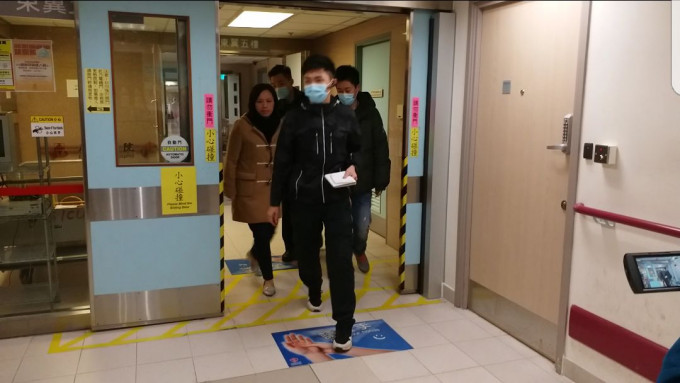 警方重案組人員下午到廣華醫院深切治療部，了解葉女情況。