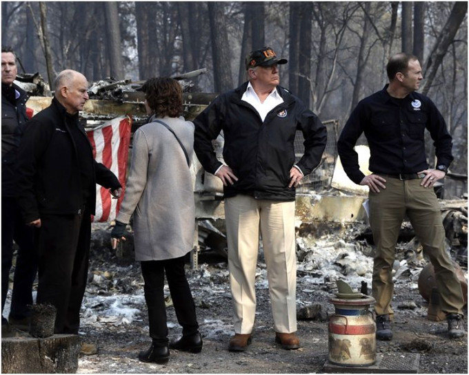 特朗普抵達加州視察山火災情。AP