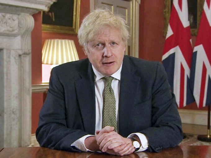 英國首相約翰遜宣布，英格蘭由周二凌晨零時起直至2月中，將再次實施封鎖。AP圖片