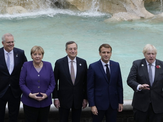 马克龙(右二)在罗马许愿池与其G20领袖拍大合照时，被拍到「摄位」到约翰逊及德拉吉之间。路透社图片