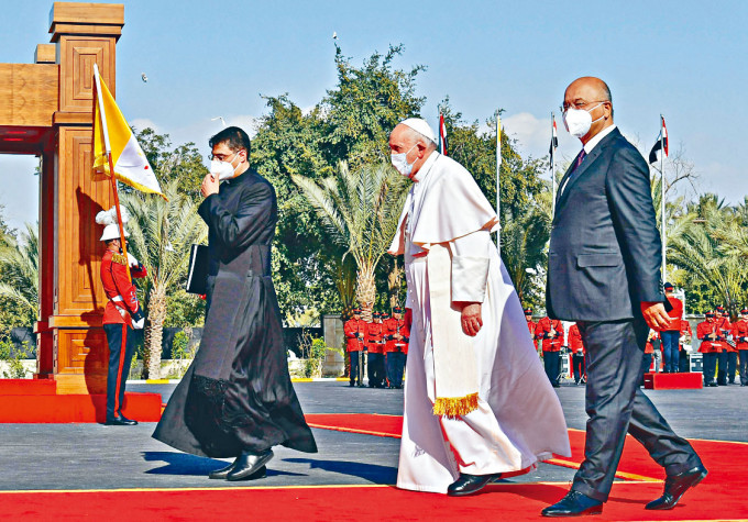 ■教宗方济各（中）周五由伊拉克总统萨利赫（右）陪同，出席巴格达举行的欢迎仪式。