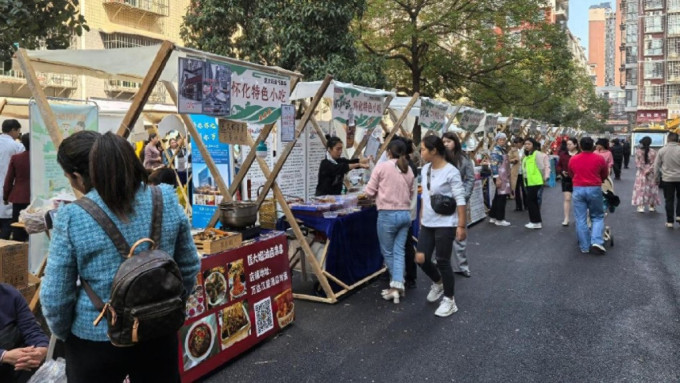 湖南怀化女发型师李晓华效应下，令当地政府火速在其店外开辟夜市街。九派新闻