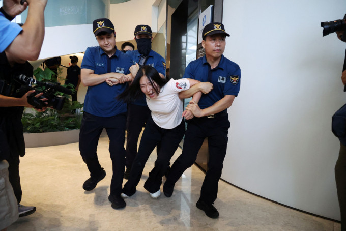 南韩有大学生硬闯日本大使馆被捕。路透社