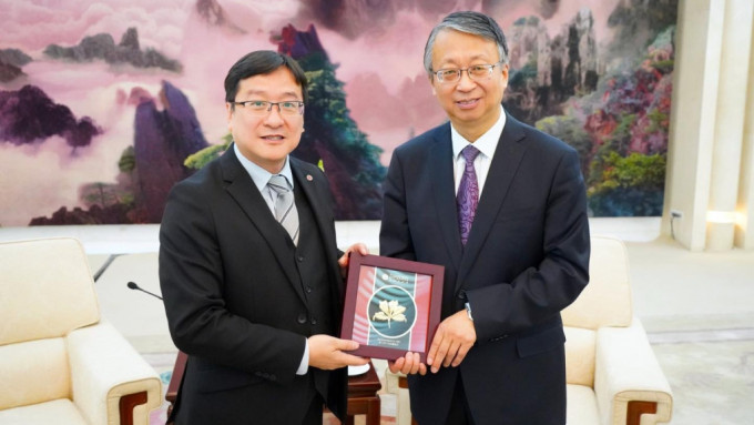 香港律师会会长陈泽铭与全国人大常委会香港基本法委员会、法制工作委员会主任沈春耀合照。