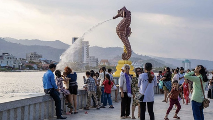 柬埔寨貢布市新海馬雕像被指似新加坡魚尾獅。 貢布旅遊局fb