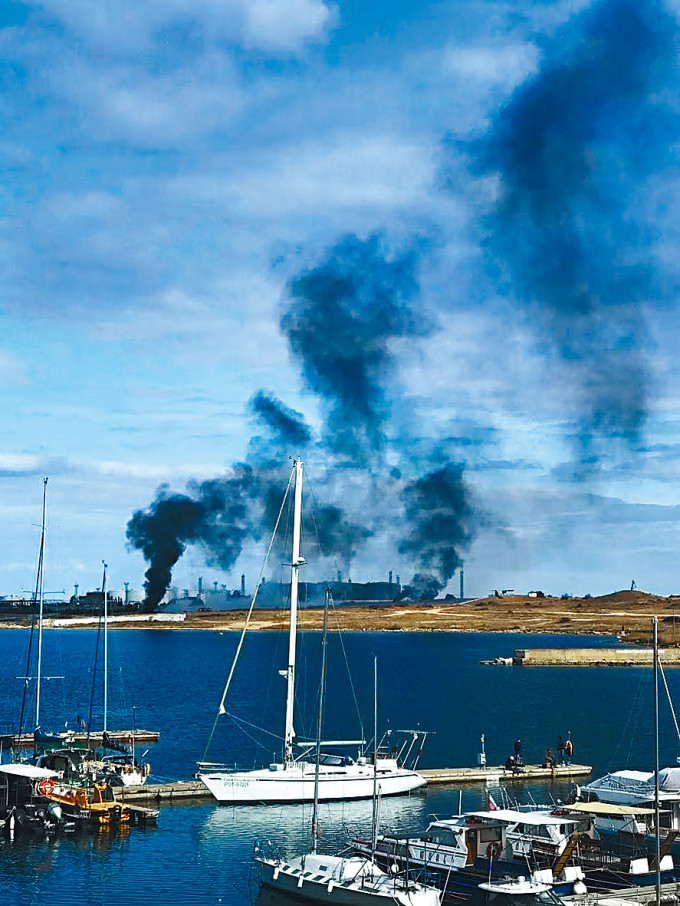 克里米亞港市塞瓦斯托波爾的俄海軍基地，受到無人機、無人船的襲擊，冒出濃煙。