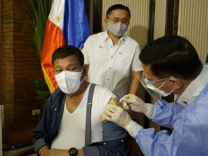 菲律宾总统杜特尔特接种中国国药新冠疫苗。AP图片