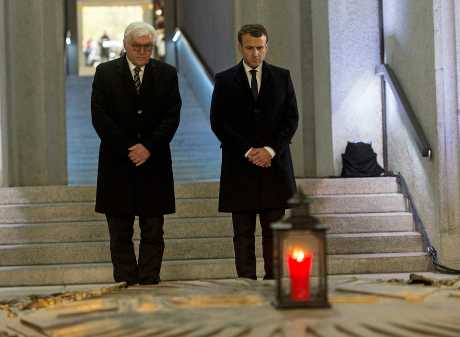 （左起）德國總統史坦麥爾與法國總統馬克龍出席紀念活動。AP
